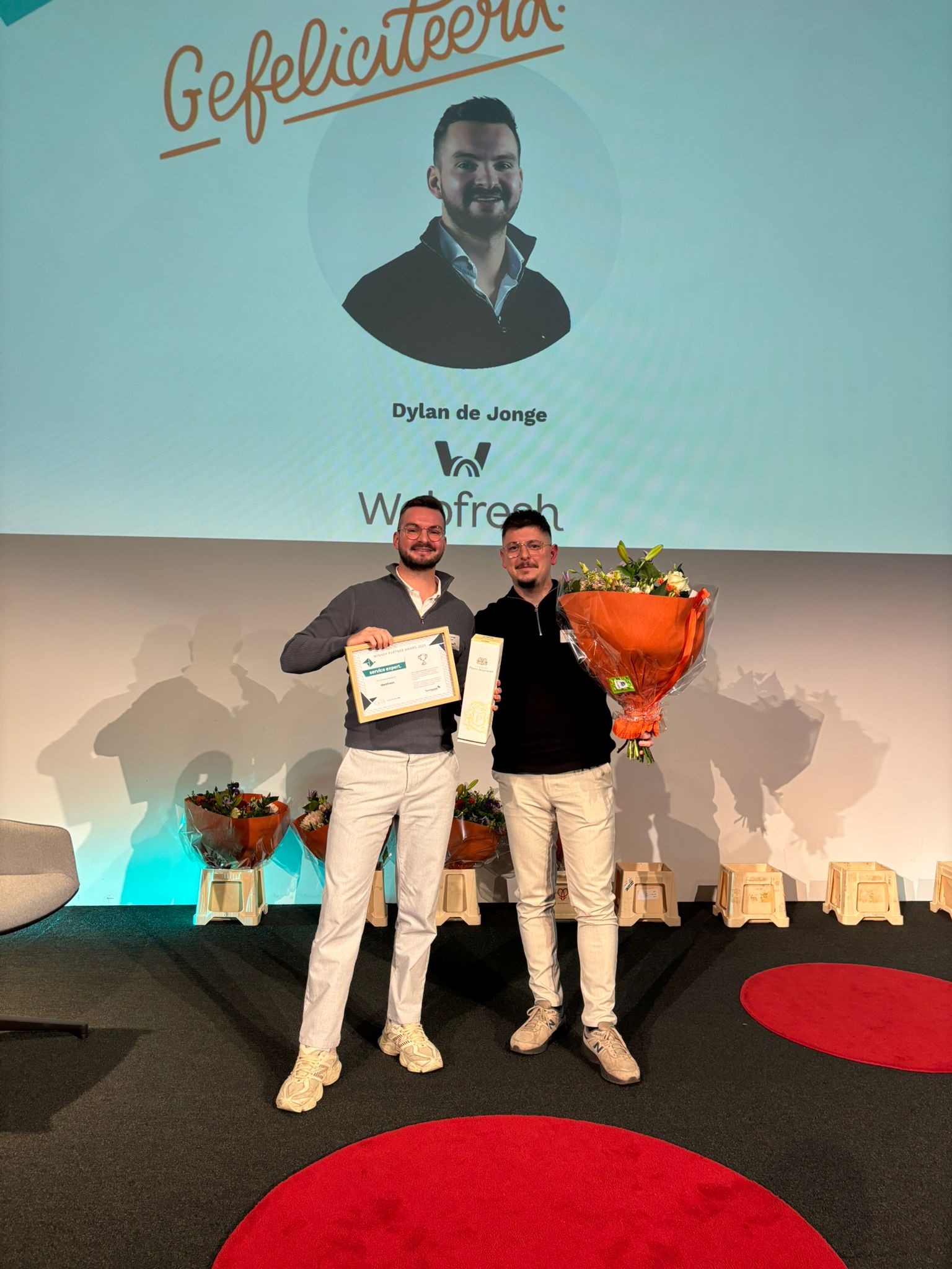 Dylan en Devin nemen Service expert award 2025 in ontvangst